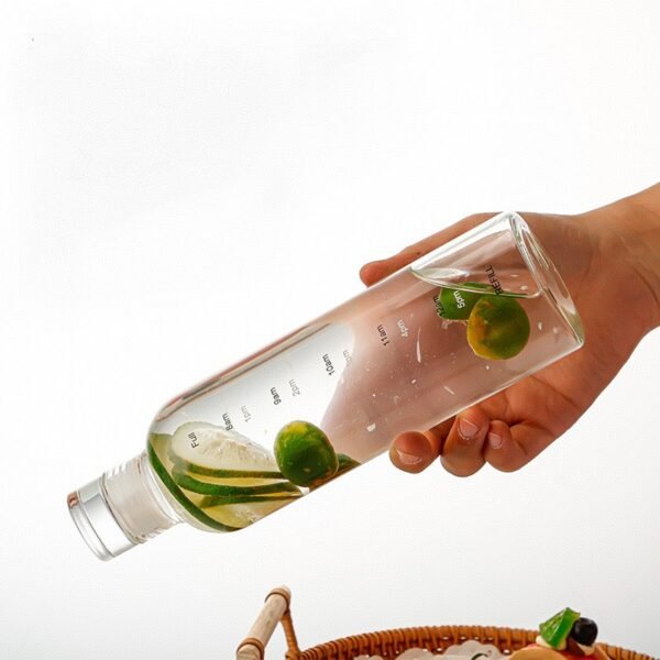 Hda8992011b4e4e3a8c4d4e69e2881bbcU زجاجة مياه بتصميم أنيق و عصري